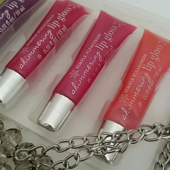 Simple Pleasures shimmering lip gloss. - Picture 3 of 5
